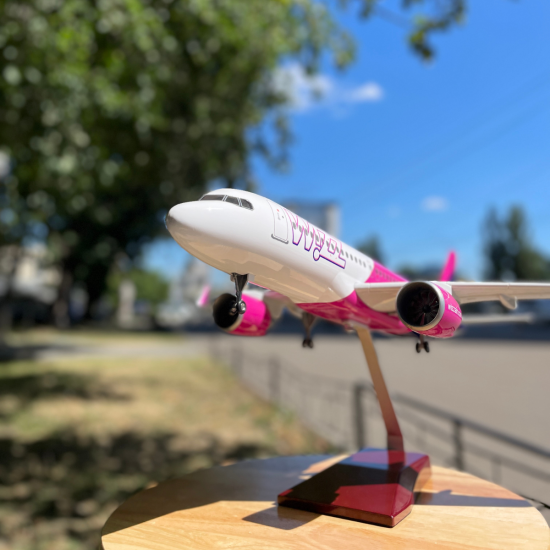 Модель самолета Airbus А320 Wizz Air (1:180) со звуковой LED-подсветкой