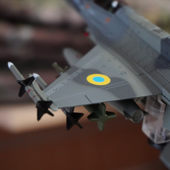 Металлическая модель самолета истребителя F-16D в масштабе 1:72