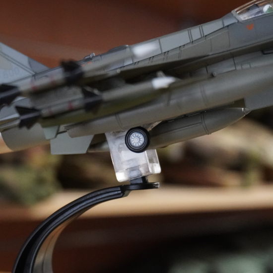 Металлическая модель самолета истребителя F-16D в масштабе 1:72