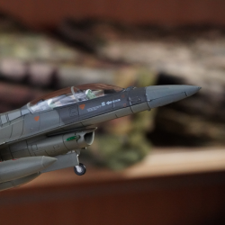 Металлическая модель самолета истребителя F-16D в масштабе 1:72