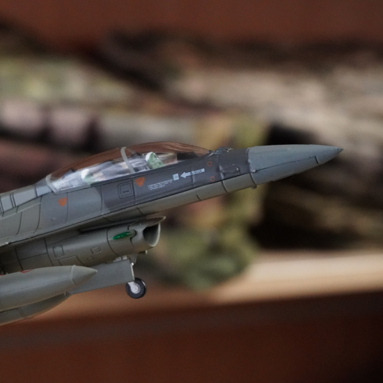 Металлическая модель самолета истребителя F-16D в масштабе 1:72