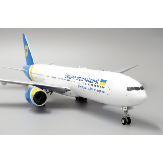 Модель самолета Boeing 777-200ER МАУ 1:200