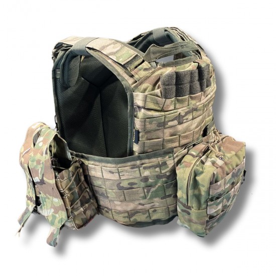 Plate carrier armor set with a gunner and 9 totals, multicam