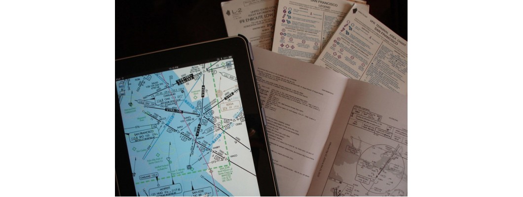 Какие документы FAA описывают применение электронных устройств во время брифинга и на борту ВС