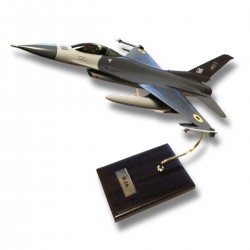 Модель самолета F-16 1:48 Модель самолета F-16 1:48