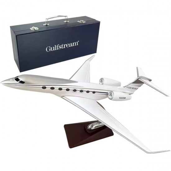 Модель літака Gulfstream G650ER у подарунковому кейсі Модель літака Gulfstream G650ER у подарунковому кейсі