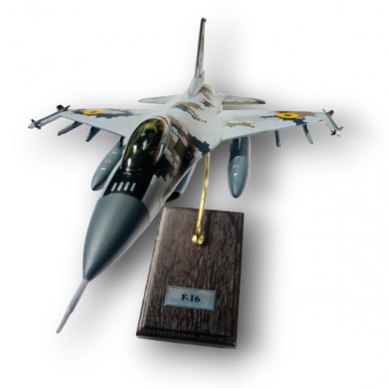 Модель самолета F-16 1:48