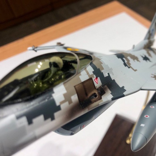 F-16 aircraft model 1:48