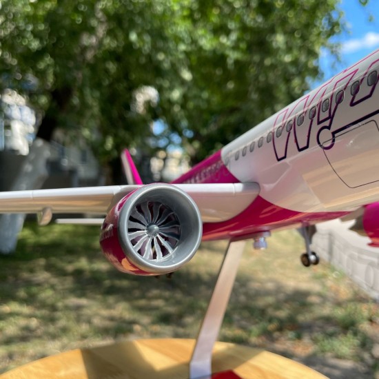 Модель самолета Airbus А320 Wizz Air (1:180) со звуковой LED-подсветкой