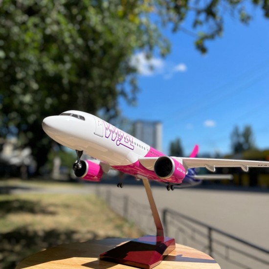 Модель самолета Airbus А320 Wizz Air (1:180) со звуковой LED-подсветкой