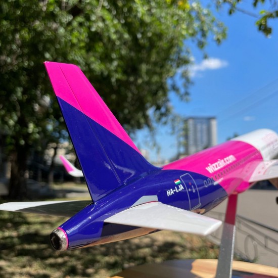 Модель самолета Airbus А320 Wizz Air (1:180) со звуковой LED-подсветкой