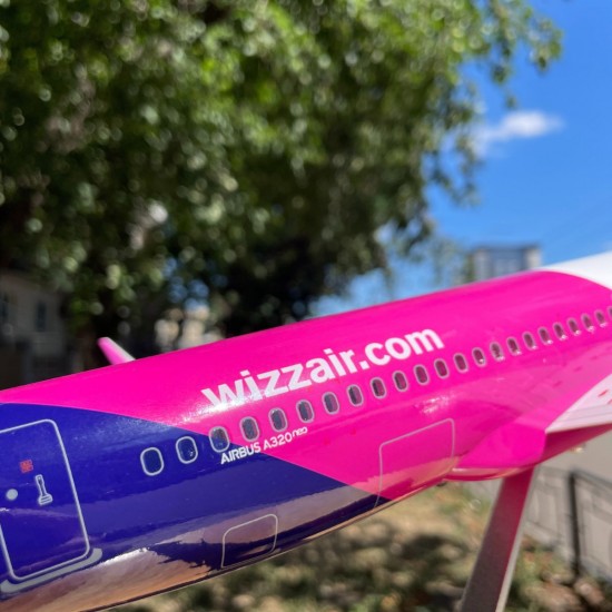 Модель самолета Airbus А320 Wizz Air (1:180) со звуковой LED-подсветкой