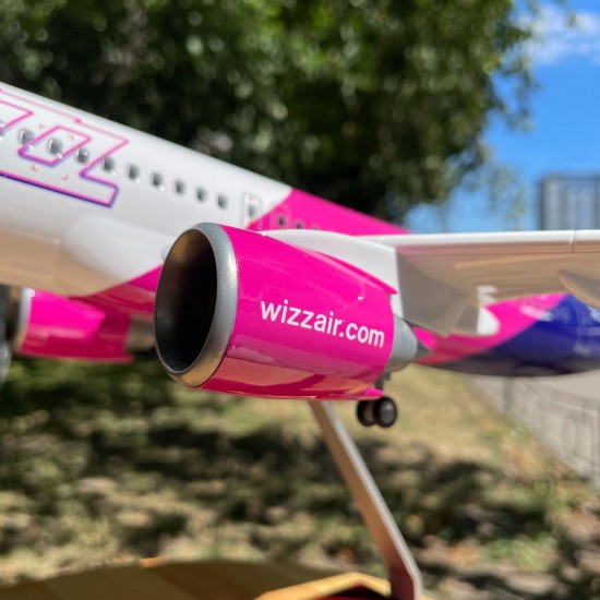 Модель самолета Airbus А320 Wizz Air (1:180) со звуковой LED-подсветкой