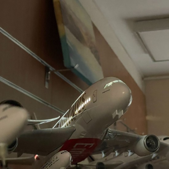 Модель літака Airbus A380 Emirates (1:160) зі звуковою LED-підсвіткою Модель літака Airbus A380 Emirates (1:160) зі звуковою LED-підсвіткою