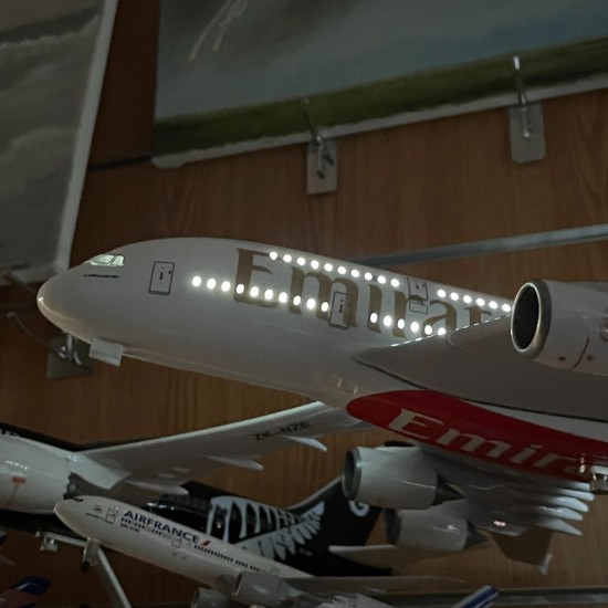 Модель літака Airbus A380 Emirates (1:160) зі звуковою LED-підсвіткою Модель літака Airbus A380 Emirates (1:160) зі звуковою LED-підсвіткою