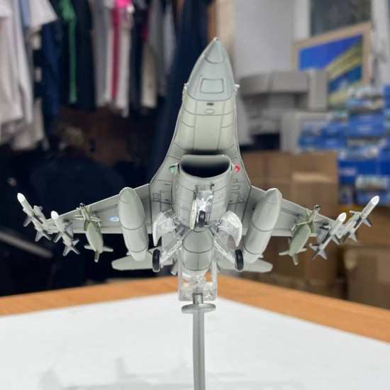 Металлическая модель самолета истребителя F-16D в масштабе 1:72