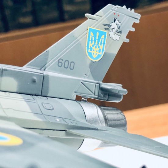 F-16D fighter jet metal model in 1:72 scale