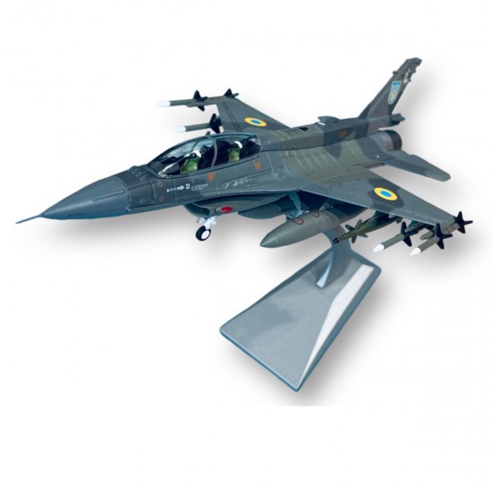 Металлическая модель самолета истребителя F-16D в масштабе 1:72