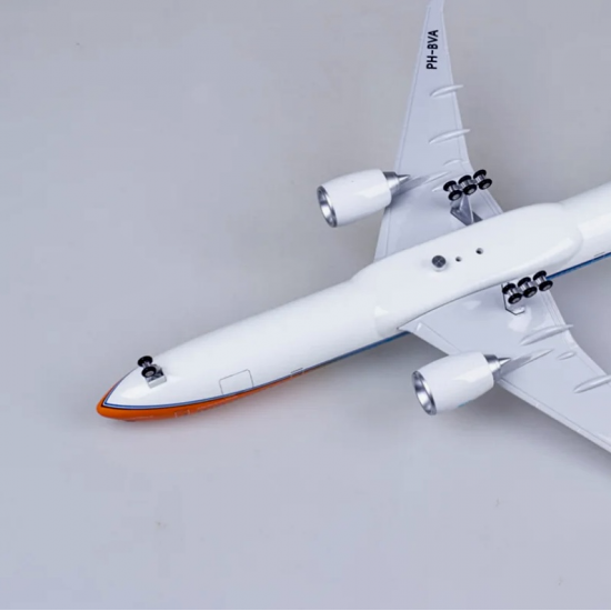 Модель літака Boeing 777 KLM Orange (1:157) з звуковою LED-підсвіткою