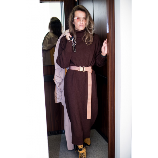 Вязаное платье шоколадного цвета с ремнем (oversize)