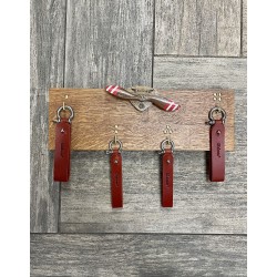 Ключниця дубова з магнітним пропелером та 4ма брелоками Омега