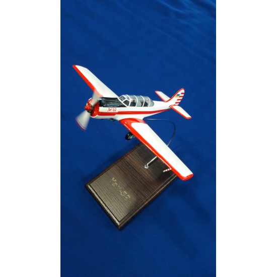 Aircraft Model Yak-52 (1:48)