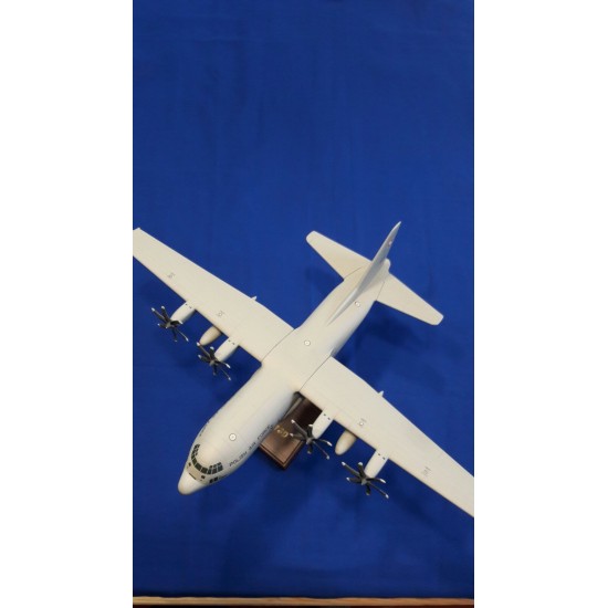 Модель самолета С-130 1:72