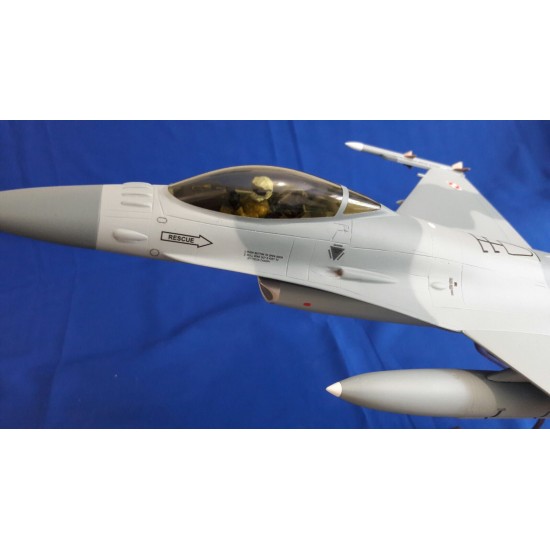 Модель самолета F-16 1:32
