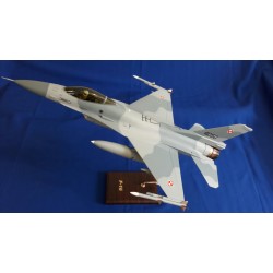 Модель самолета F-16 1:32 Модель самолета F-16 1:32