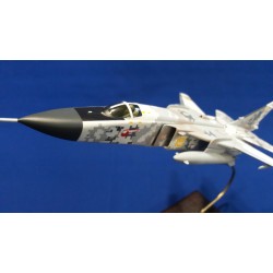 Модель самолета Су-24 1:72 Модель самолета Су-24 1:72