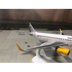 Модель самолета AIRBUS A320 VUELIG EC-MES Модель самолета AIRBUS A320 VUELIG EC-MES
