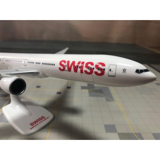 Модель самолета BOEING 777-300ER SWISS HB-JNB 1:200