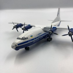 Модель літака Антонов АН-12 Мотор Січ UR-11819 (1:200) Модель літака Антонов АН-12 Мотор Січ UR-11819 (1:200)