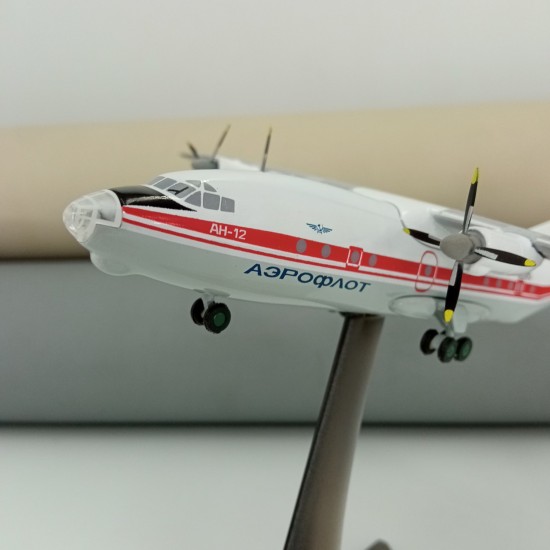 Модель самолета Ан-12 Аэрофлот СССР-12995 (1:200)