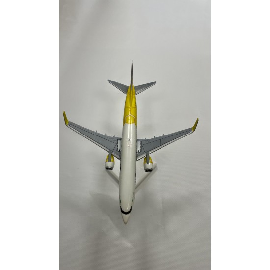 Модель самолета Boeing 737-800 Bees UR-UBA 1:200