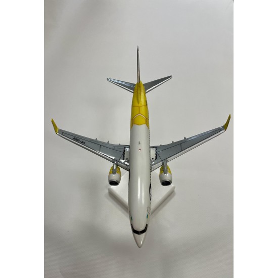 Модель самолета Boeing 737-800 Bees UR-UBB 1:200