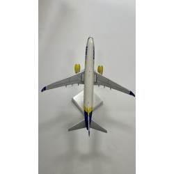 Модель самолета Boeing 737-800 Azur Air UR-UTQ 1:200 Модель самолета Boeing 737-800 Azur Air UR-UTQ 1:200