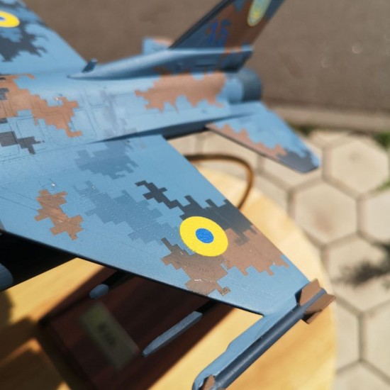 Модель самолета F-16 1:48