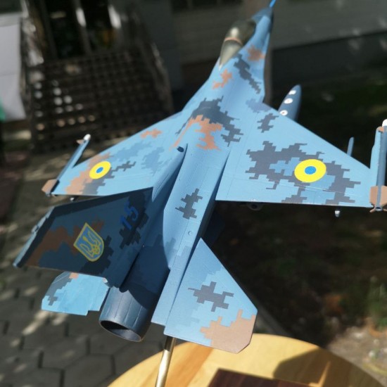 Модель самолета F-16 1:48